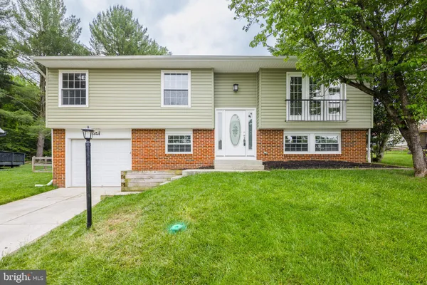 a view of a house with yard and front view of a house