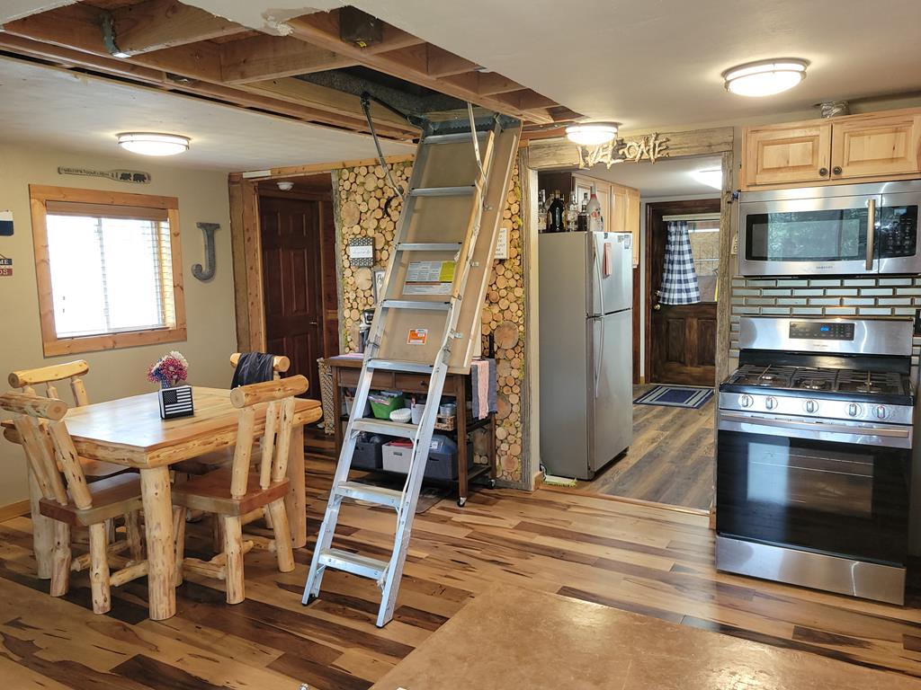 10125 Round Valley Road Cascade, ID 83611 - Photo 14 of 23 Access to the loft