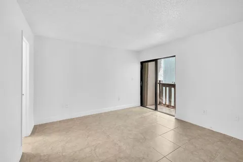 $260,000 | 1021 Mockingbird Lane, Unit 303, Plantation, FL 33324