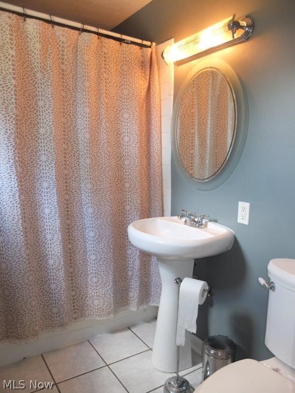 4300 Lake Heights Road Northwest Canton, OH 44708 - Photo 8 of 13 Full bath on main level with pedestal sink.