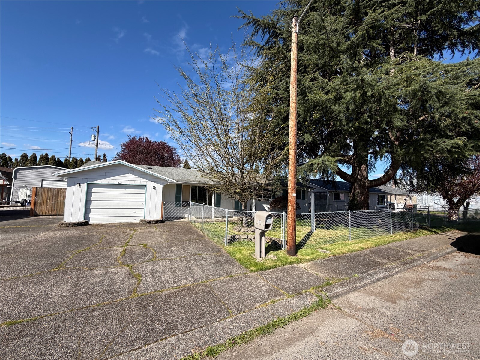 359 Douglas Street Longview, WA 98632 - Photo 2 of 30