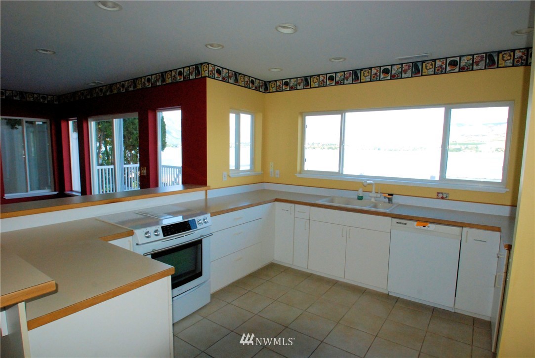 2830 South Lakeshore Road Chelan, WA 98816 - Photo 14 of 25 Gallery Image 14