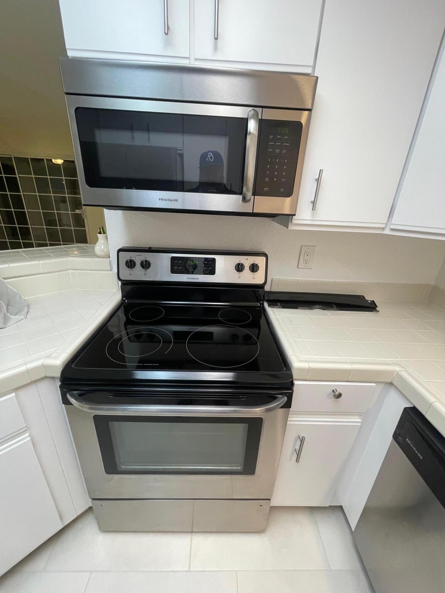2700 Lawrence Crossley Road, Unit 4 Palm Springs, CA 92264 - Photo 2 of 18 a stove top oven sitting inside of a kitchen