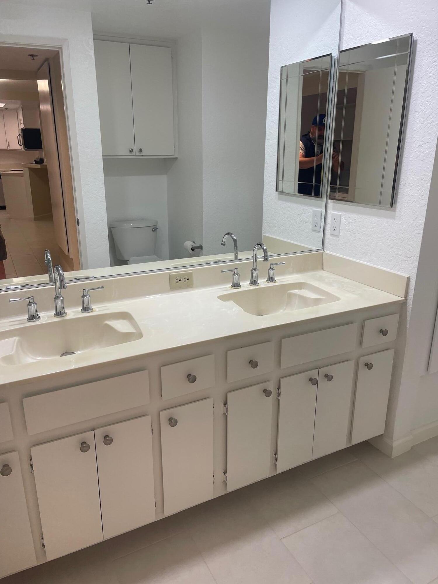 2700 Lawrence Crossley Road, Unit 4 Palm Springs, CA 92264 - Photo 6 of 18 a bathroom with double sink and a mirror