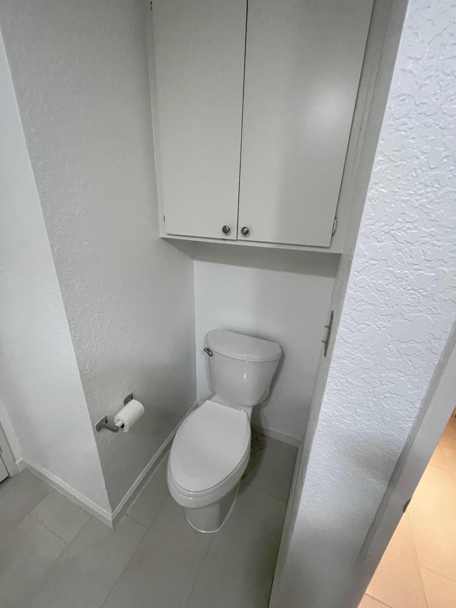 2700 Lawrence Crossley Road, Unit 4 Palm Springs, CA 92264 - Photo 9 of 18 a bathroom with a toilet