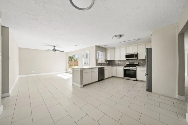 $2,400 | 7010 Pembrough Lane, Katy, TX 77494