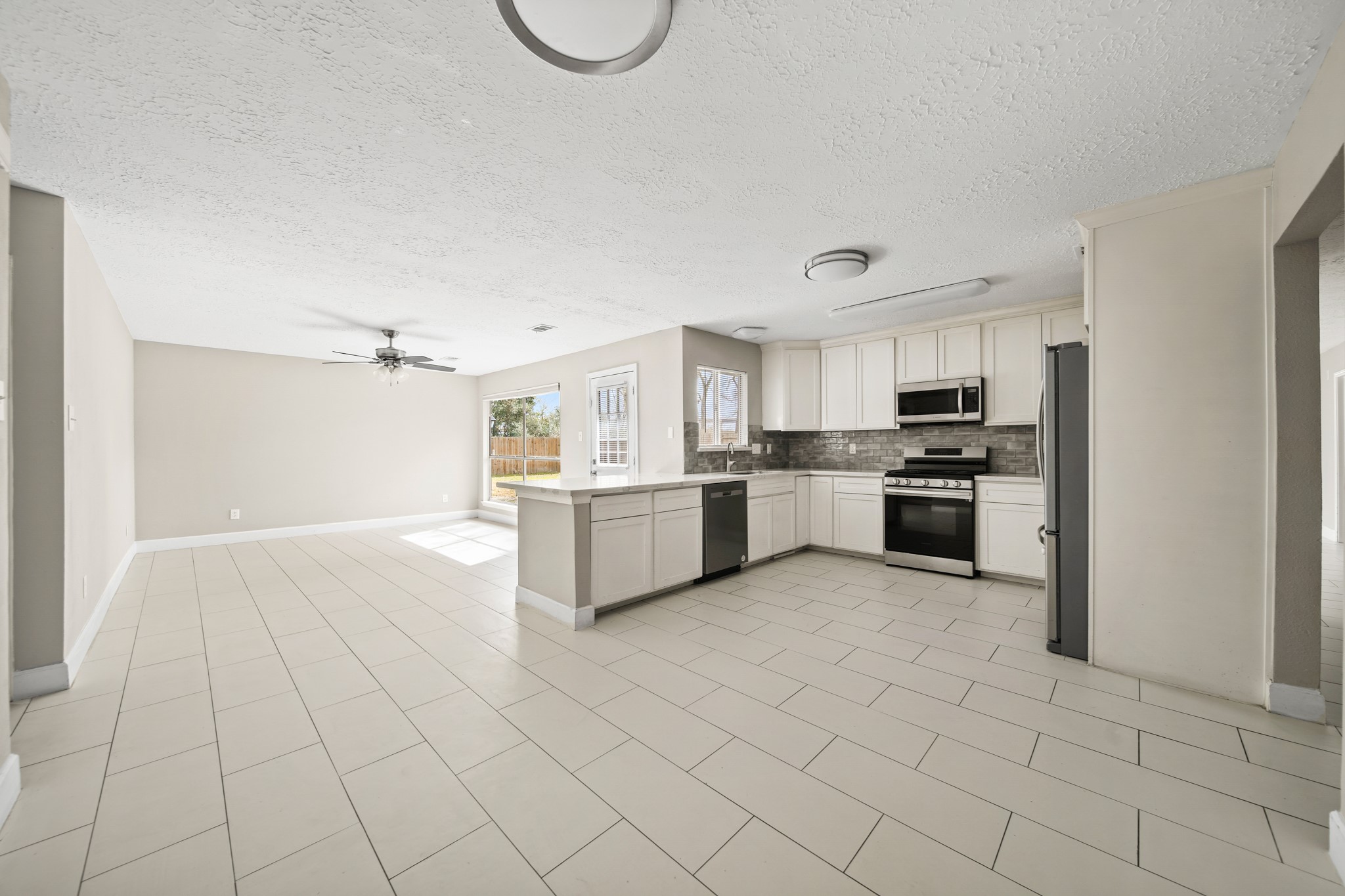 7010 Pembrough Lane Katy, TX 77494 - Photo 9 of 36