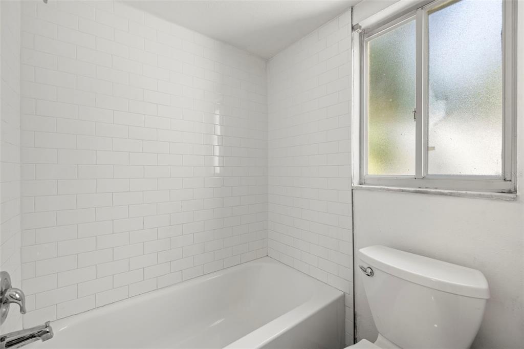 3206 West Azeele Street, Unit 128 Tampa, FL 33609 - Photo 4 of 18 a bath tub sitting next to a white toilet