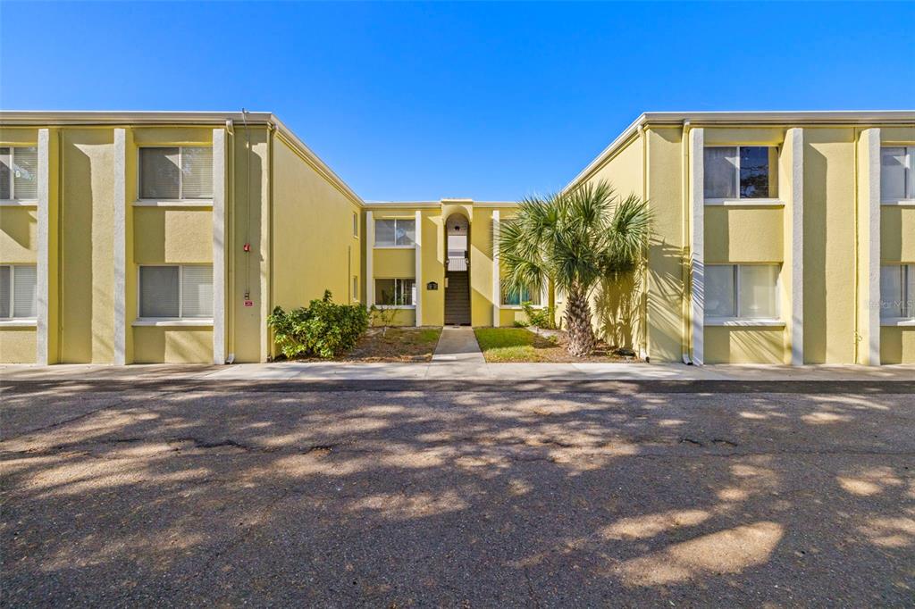 3206 West Azeele Street, Unit 128 Tampa, FL 33609 - Photo 8 of 18 a view of a house with a backyard