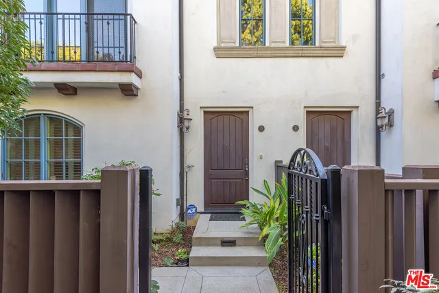 a house view with a outdoor space