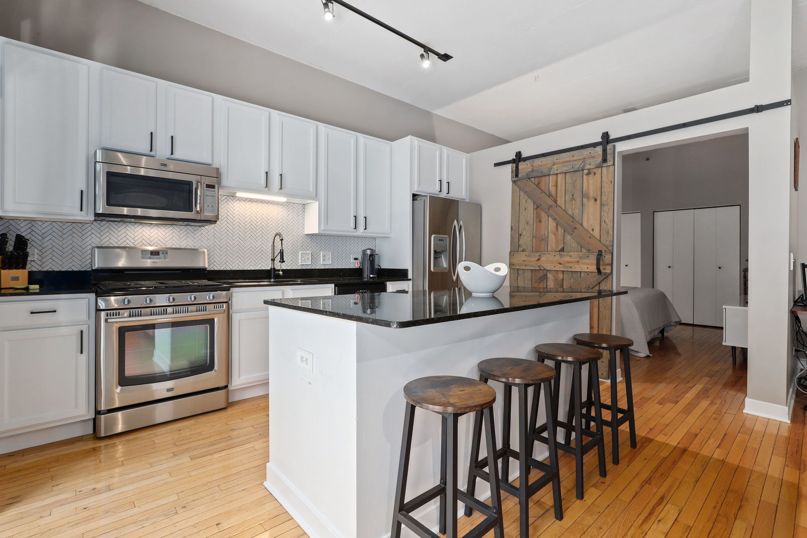 910 West Madison Street, Unit 604 Chicago, IL 60607 - Photo 8 of 21