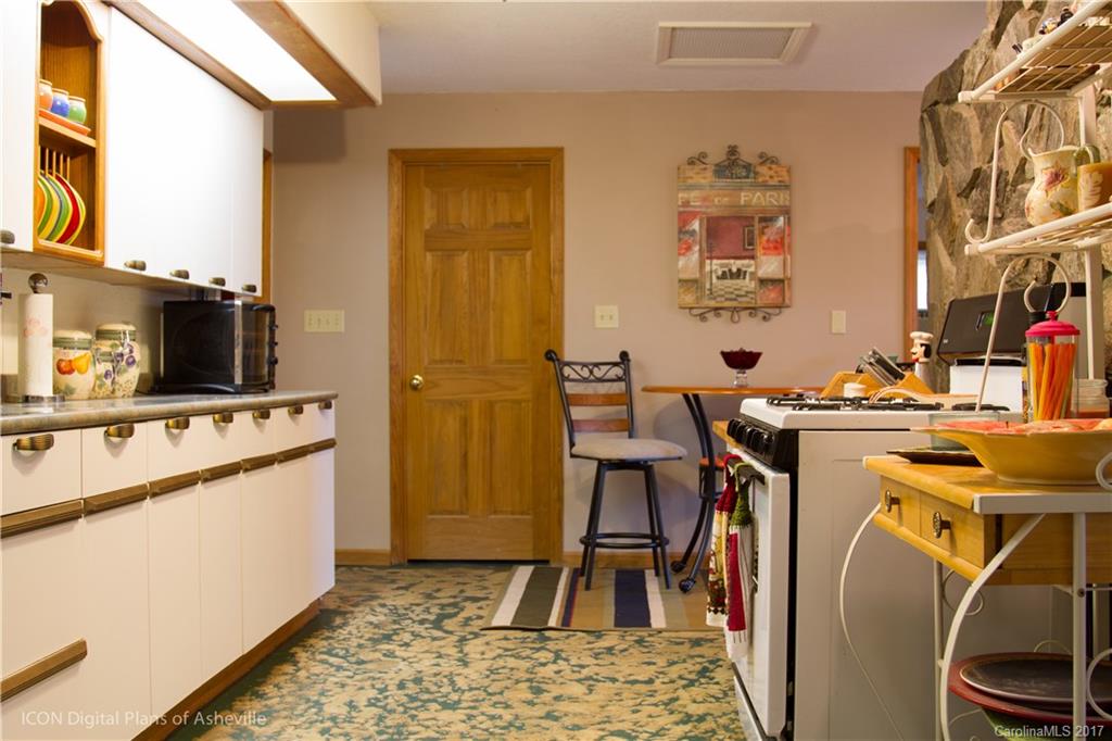 8 Elmers Place Fairview, NC 28730 - Photo 10 of 21 a work place with table and chairs