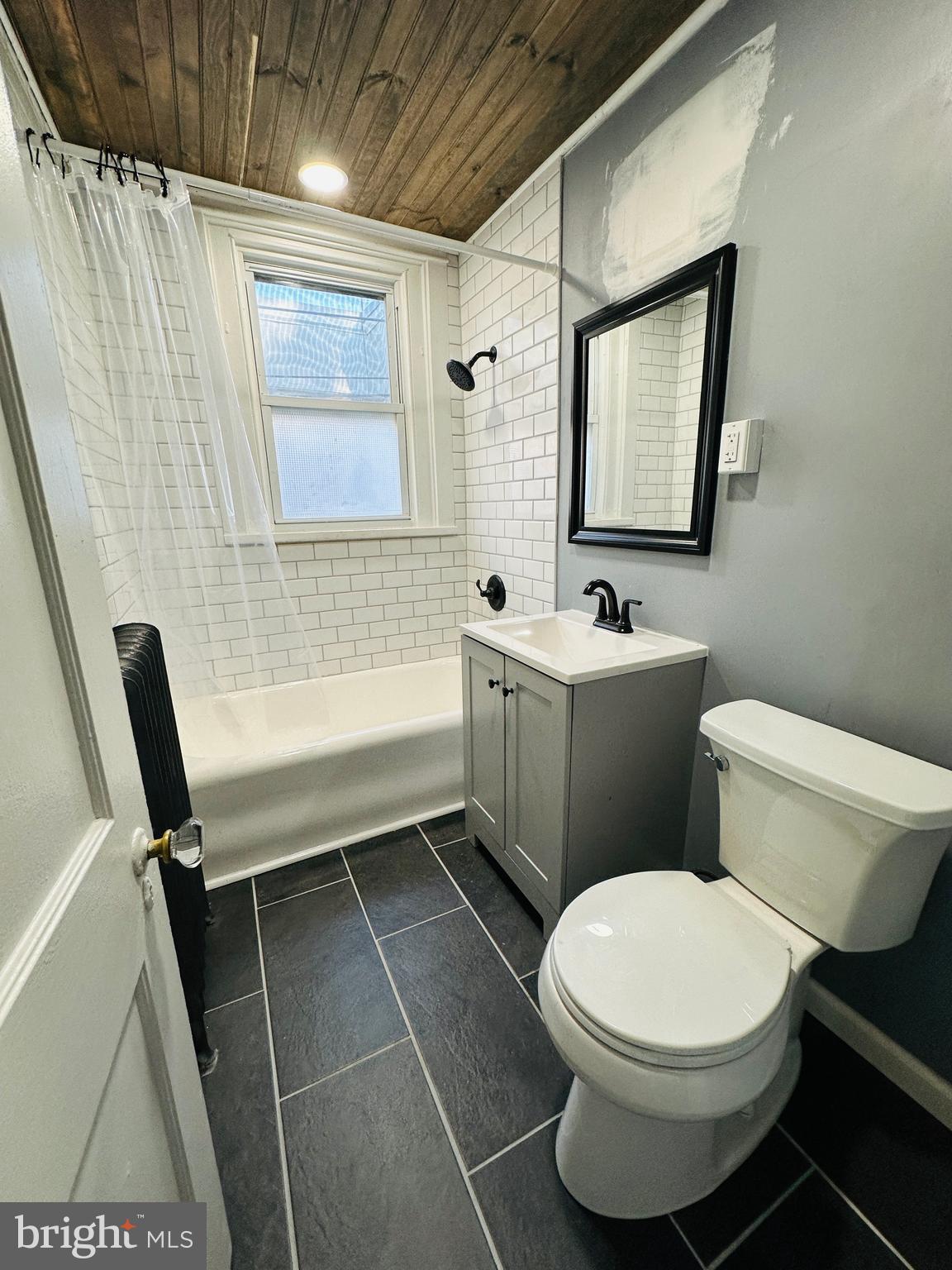 149 Wayne Avenue Collingdale, PA 19023 - Photo 19 of 28 a bathroom with a toilet a sink and bathtub