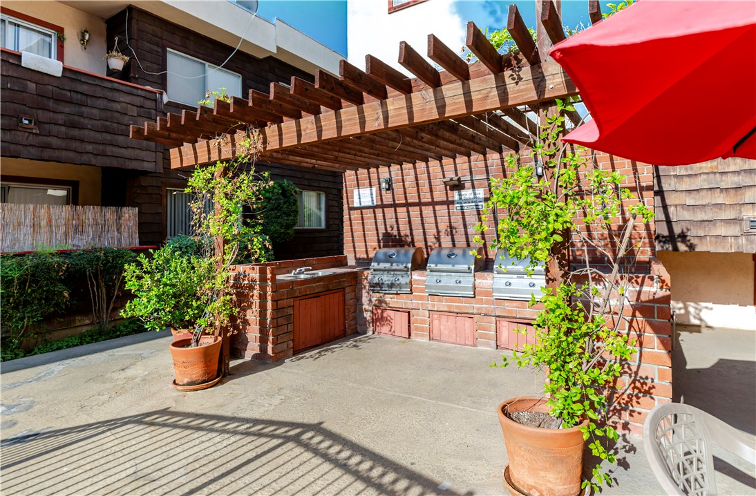 5400 Newcastle Avenue, Unit 70 Encino, CA 91316 - Photo 23 of 32 a view of a chairs and table in a patio