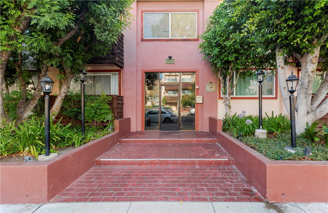 5400 Newcastle Avenue, Unit 70 Encino, CA 91316 - Photo 30 of 32 a front view of a house with garden