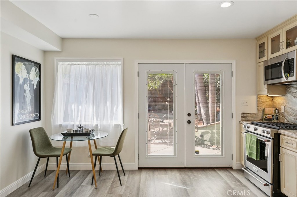 367 Ultimo Avenue Long Beach, CA 90814 - Photo 18 of 37 a view of a livingroom with furniture wooden floor and windows