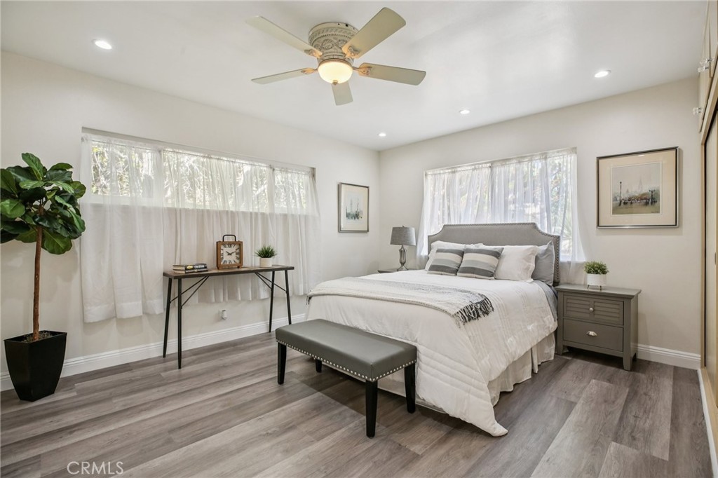 367 Ultimo Avenue Long Beach, CA 90814 - Photo 19 of 37 a bedroom with a bed and a table in it