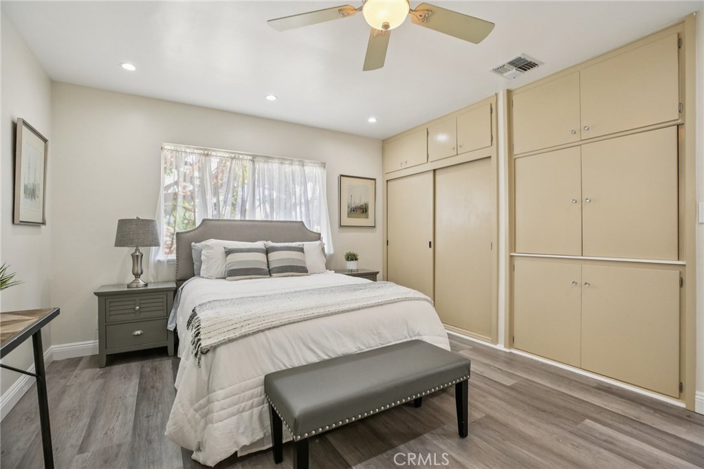 367 Ultimo Avenue Long Beach, CA 90814 - Photo 20 of 37 a bedroom with a bed and a chandelier