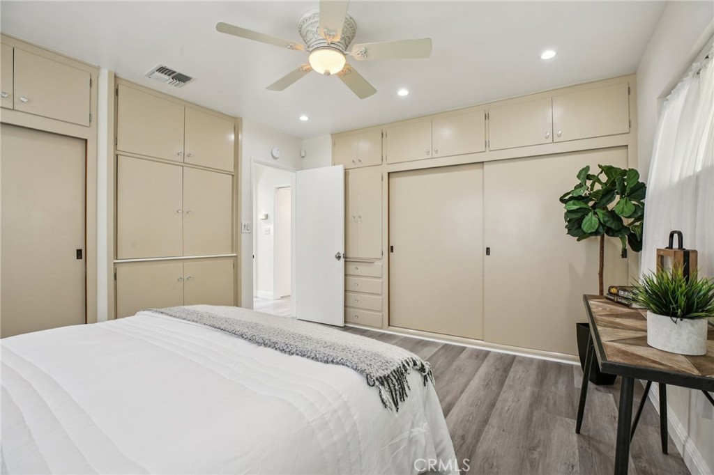 367 Ultimo Avenue Long Beach, CA 90814 - Photo 21 of 37 a spacious bedroom with a bed and a potted plant