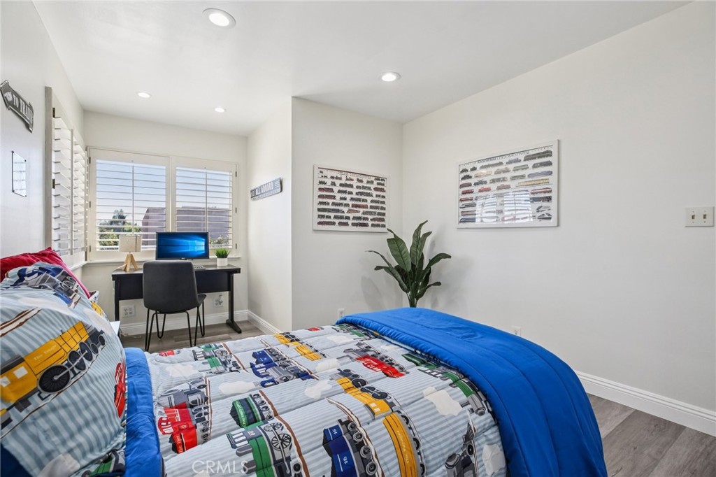 367 Ultimo Avenue Long Beach, CA 90814 - Photo 27 of 37 a bedroom with a bed a couch and a potted plant