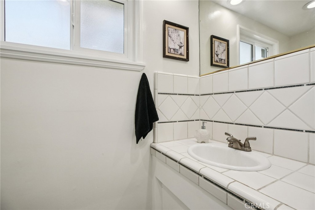 367 Ultimo Avenue Long Beach, CA 90814 - Photo 30 of 37 a bathroom with a sink and a mirror