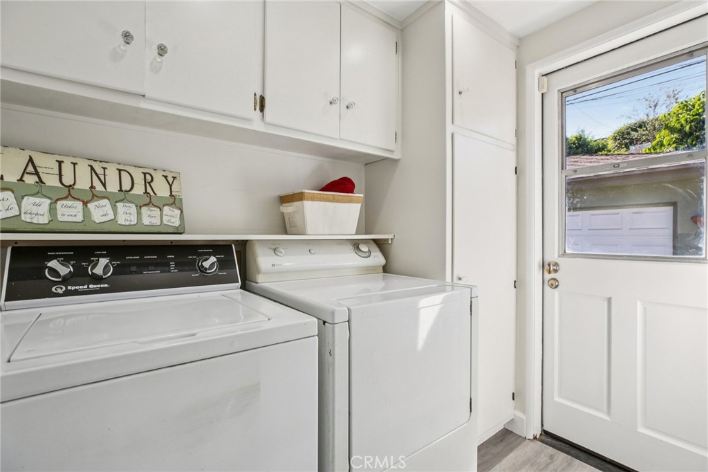 367 Ultimo Avenue Long Beach, CA 90814 - Photo 31 of 37 a utility room with dryer and washer