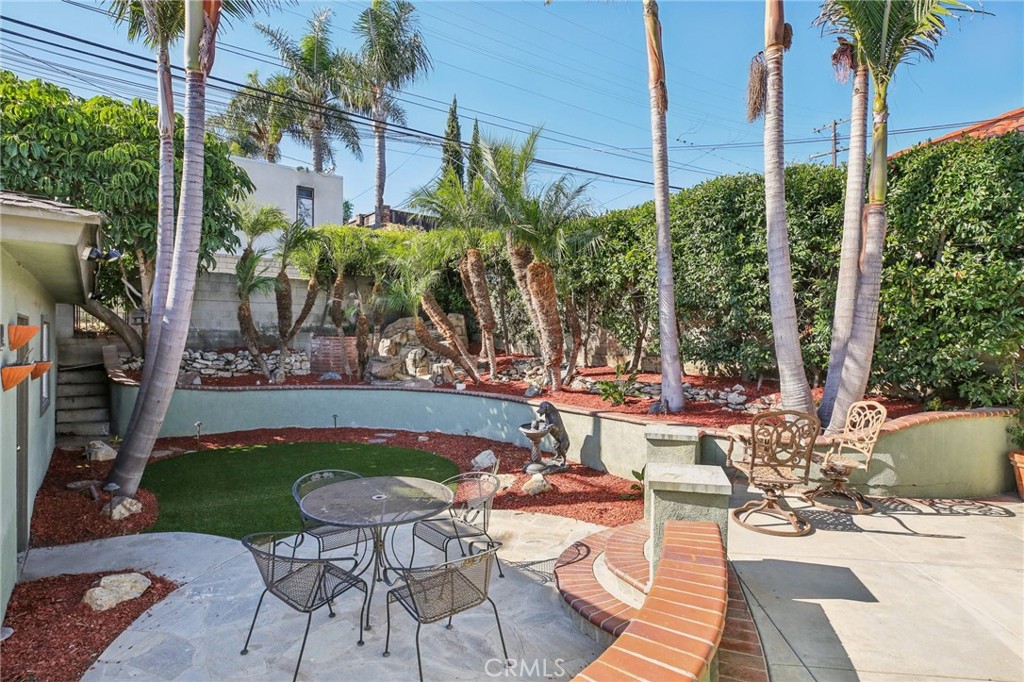 367 Ultimo Avenue Long Beach, CA 90814 - Photo 32 of 37 a view of a backyard with plants and patio