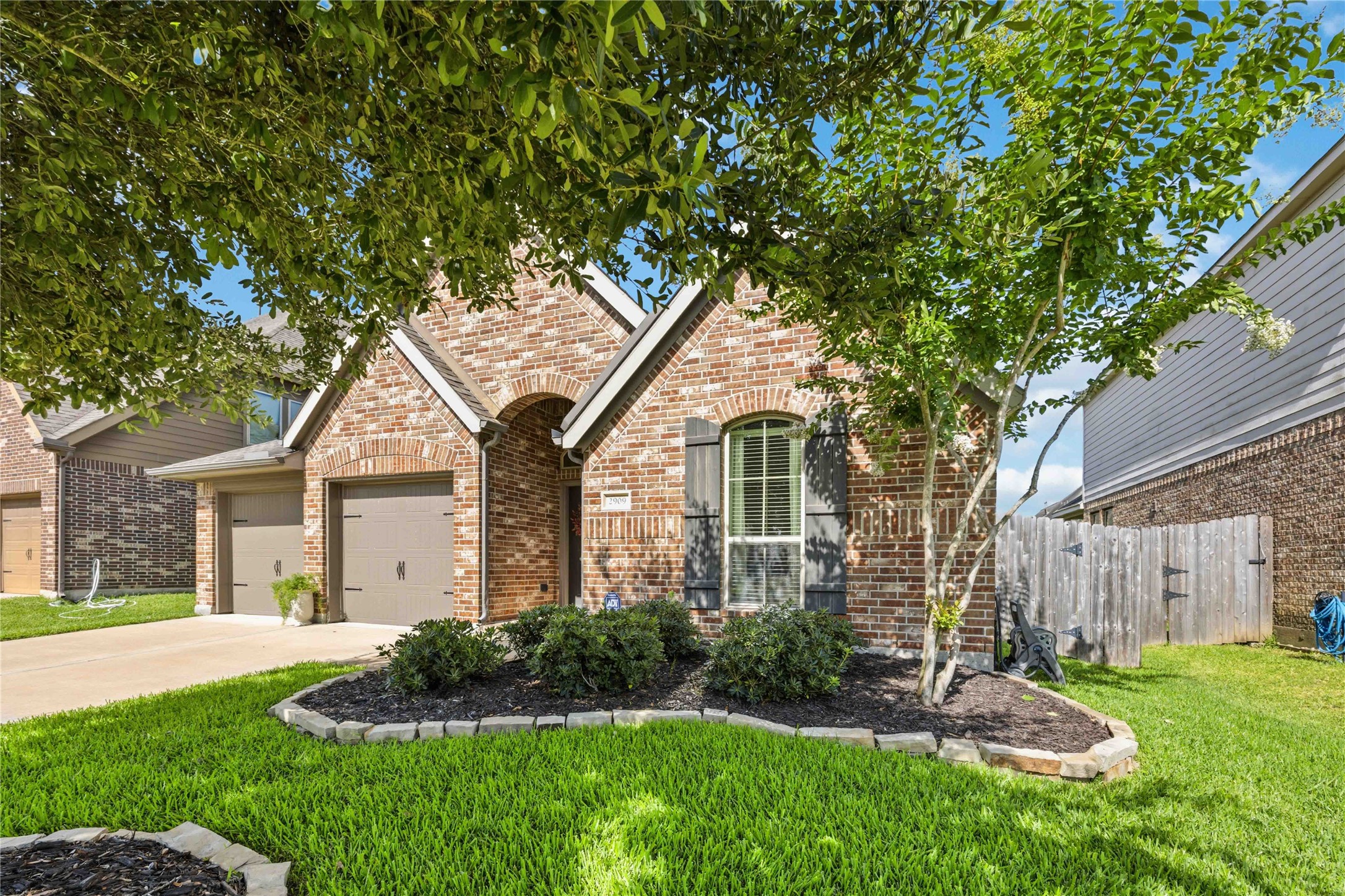 2909 Oakmist Ridge Lane Pearland, TX 77584 - Photo 2 of 25