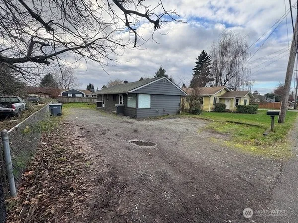 a view of a house with a yard
