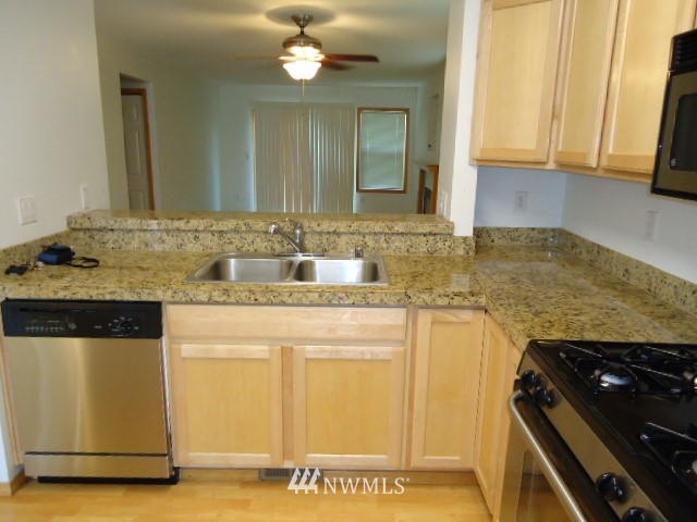 18923 108th Lane Southeast Renton, WA 98055 - Photo 3 of 10 Gallery Image 3