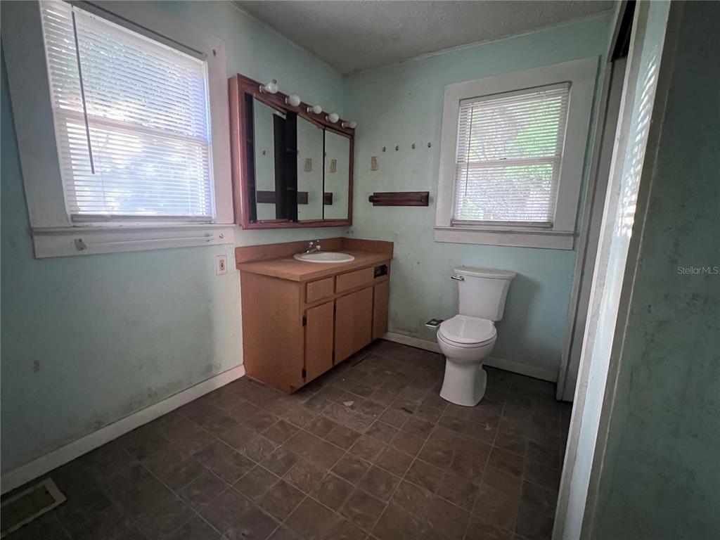 177 East 3rd Avenue Pierson, FL 32180 - Photo 13 of 16 a bathroom with a toilet sink and mirror