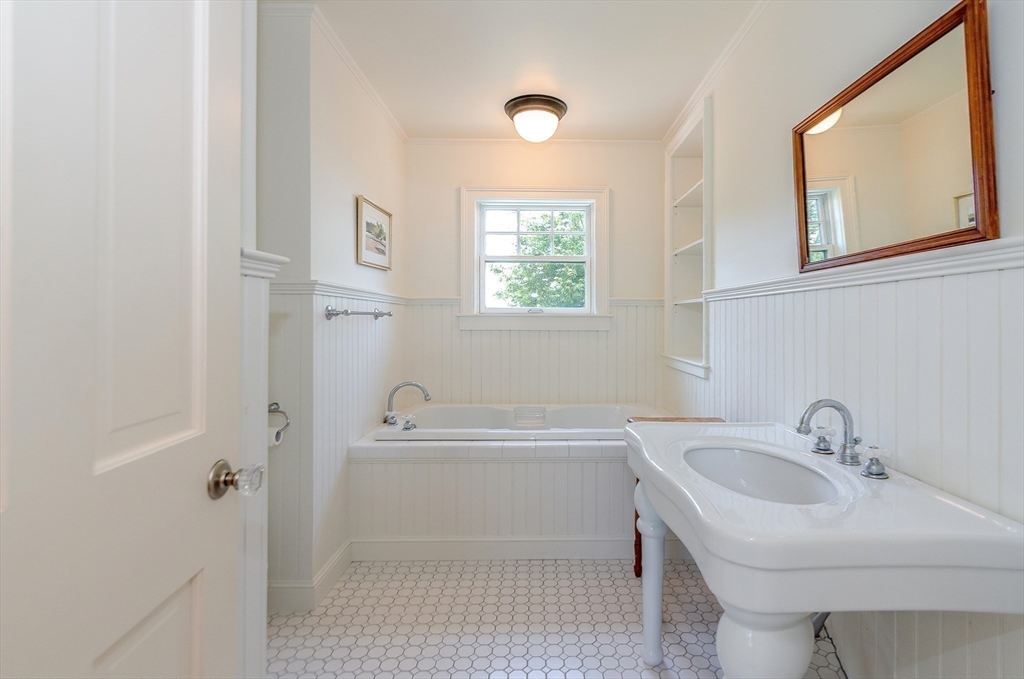 414 Point Road Marion, MA 02738 - Photo 25 of 42 a bathroom with a sink a toilet and a bathtub