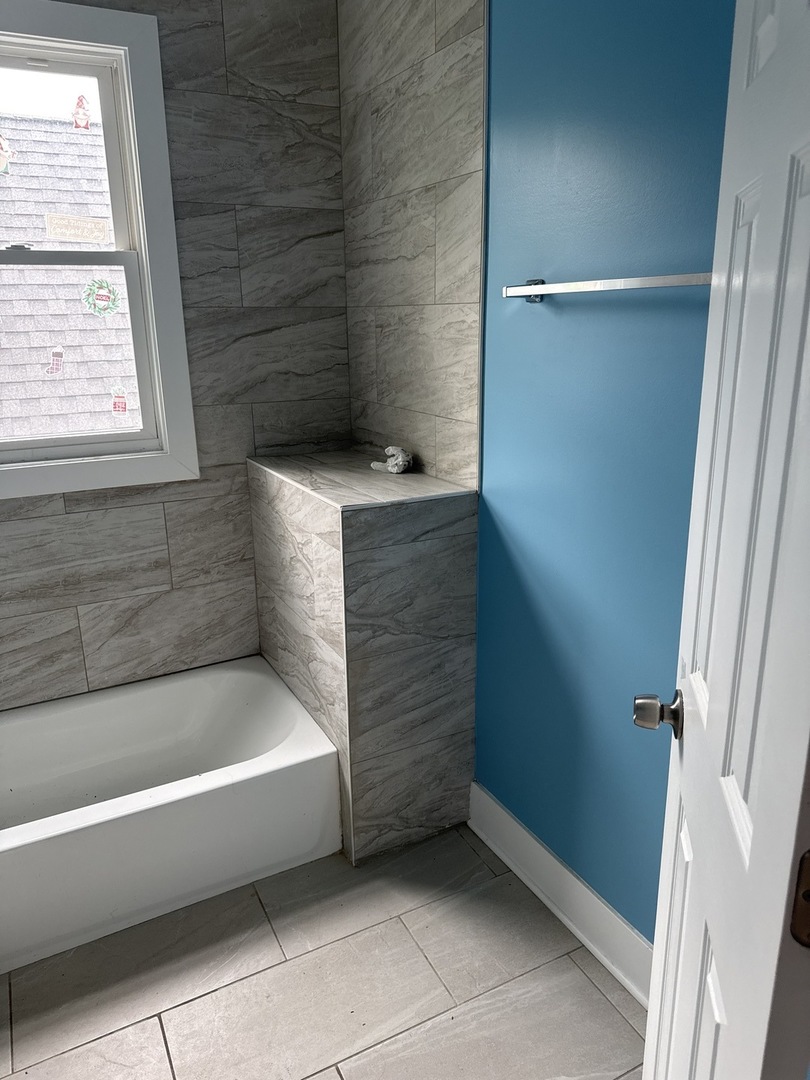 310 West 105th Street Chicago, IL 60628 - Photo 20 of 22 a bathroom with a bathtub