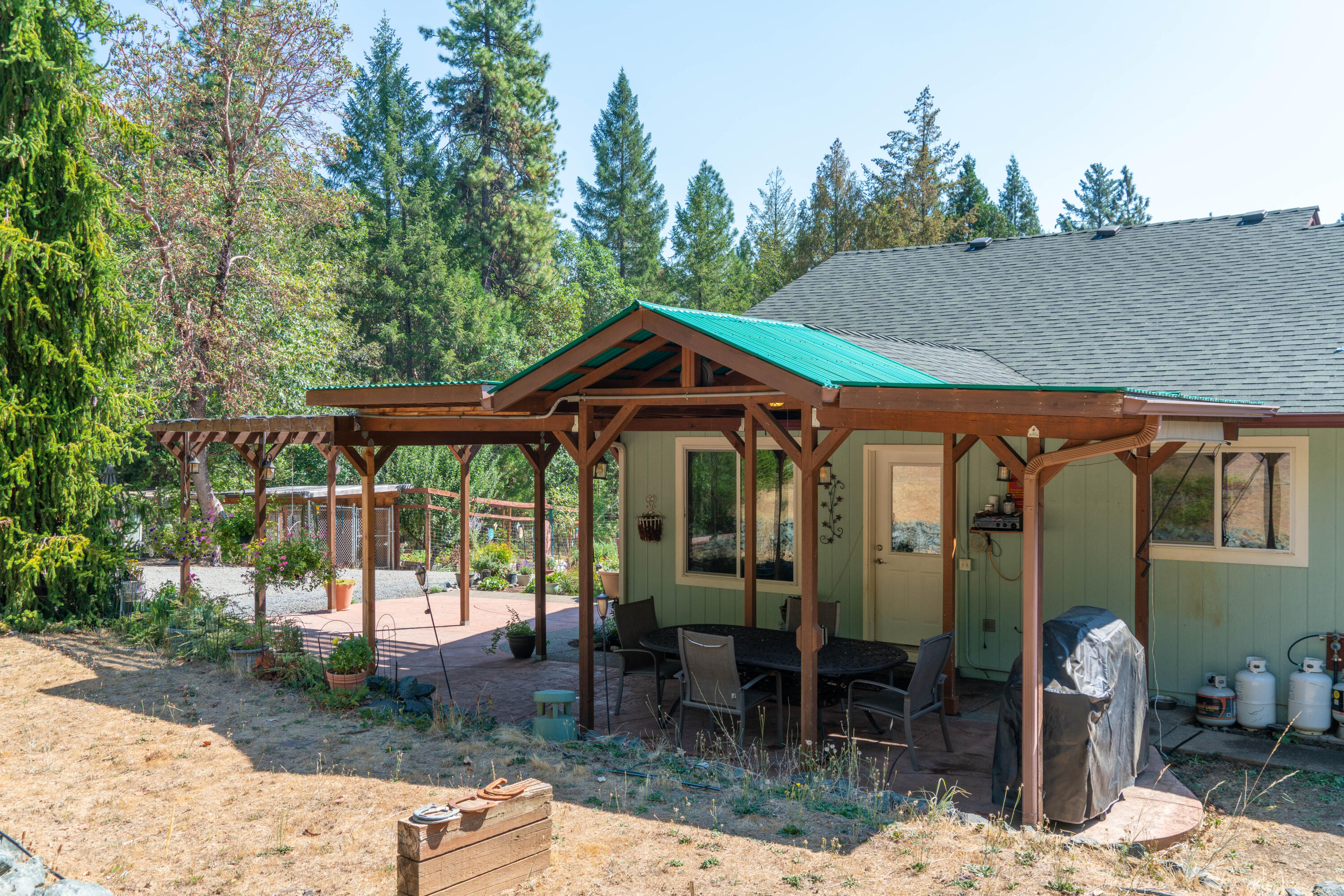 4179 Ditch Creek Road Rogue River, OR 97537 - Photo 23 of 50 Back patio