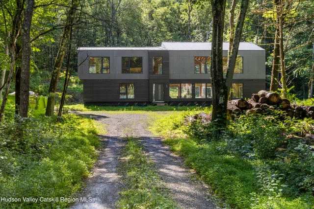 a view of a house with backyard and garden