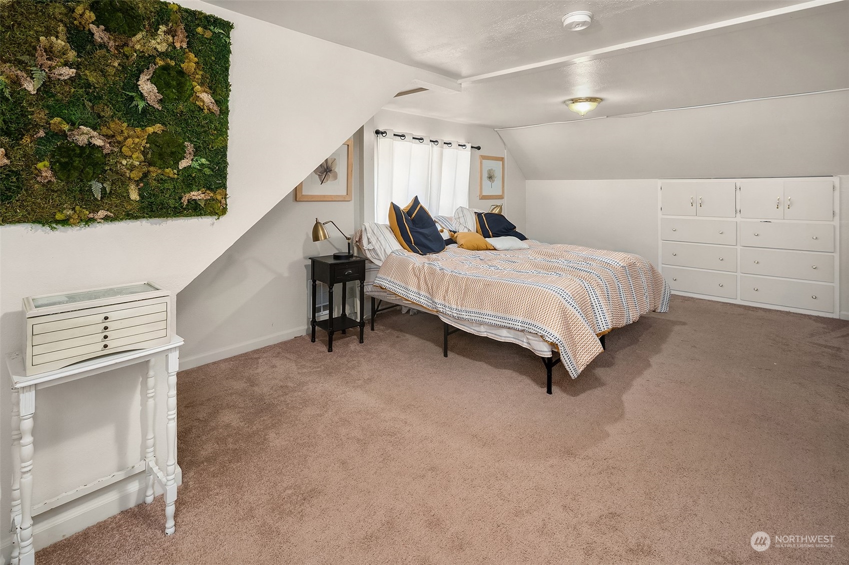330 Highway 3 Shelton, WA 98584 - Photo 18 of 39 a bed room with a bed and a potted plant