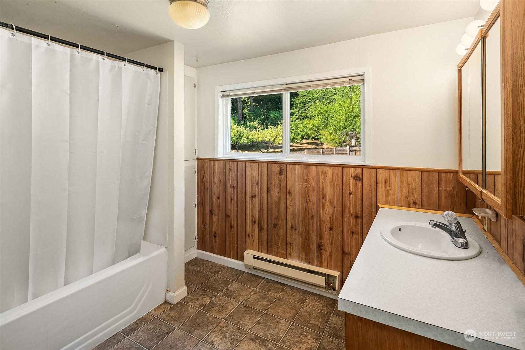 330 Highway 3 Shelton, WA 98584 - Photo 22 of 39 a bathroom with a sink and a bathtub