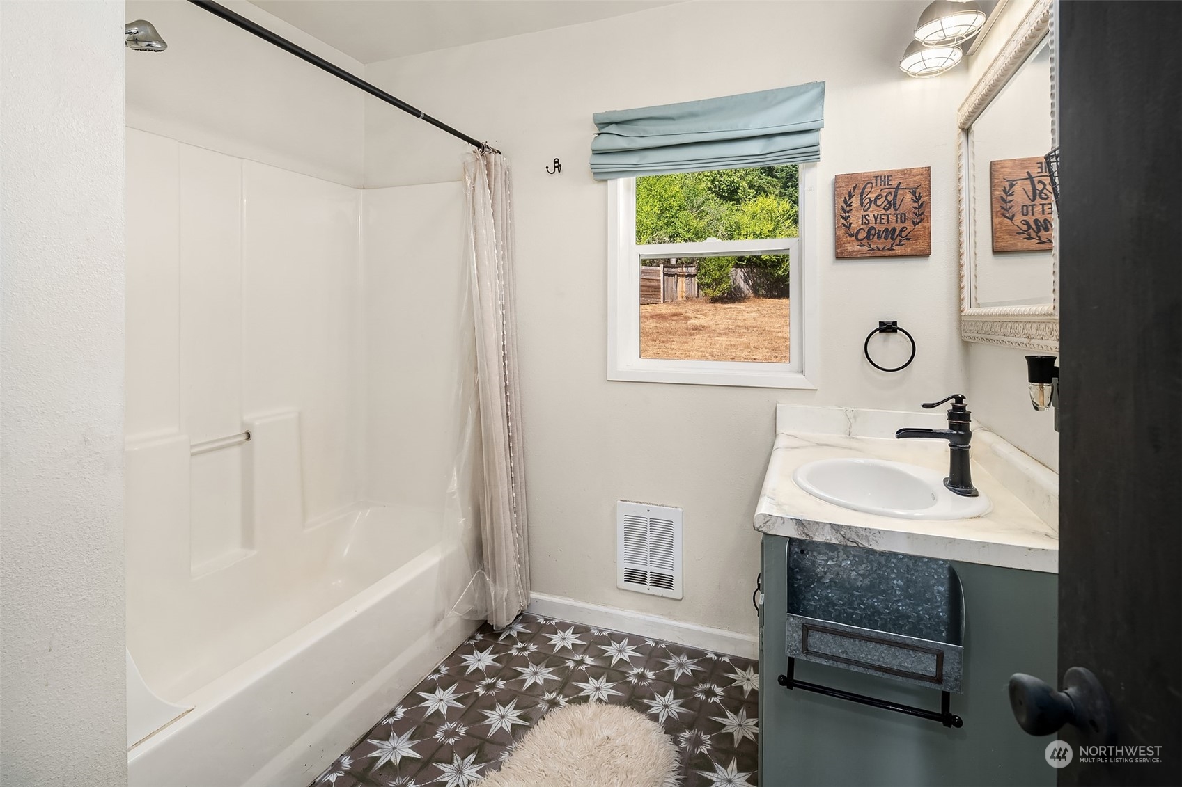 330 Highway 3 Shelton, WA 98584 - Photo 9 of 39 a bathroom with a sink a toilet and a bathtub