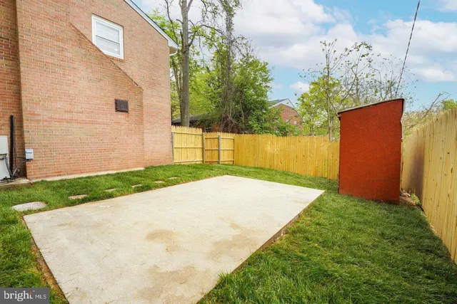 a view of a backyard