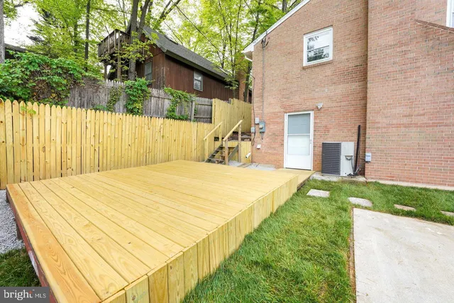 a view of an house with backyard and a tree