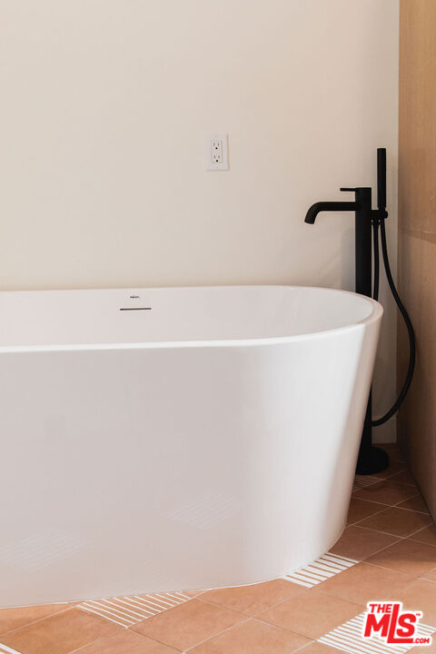 43 Paradise Cove Road Malibu, CA 90265 - Photo 6 of 21 a bathroom with a bathtub