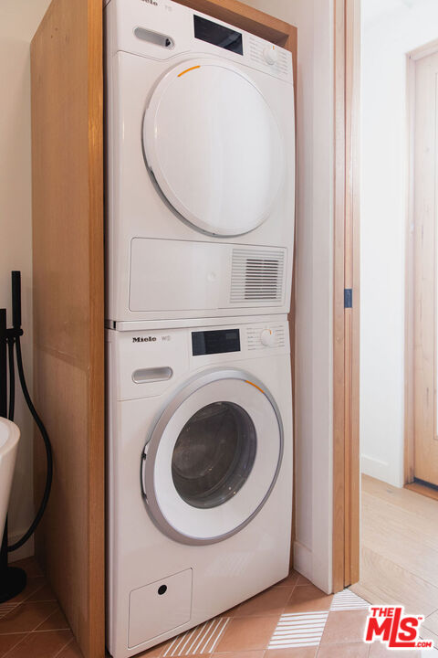 43 Paradise Cove Road Malibu, CA 90265 - Photo 8 of 21 a utility room with dryer and washer