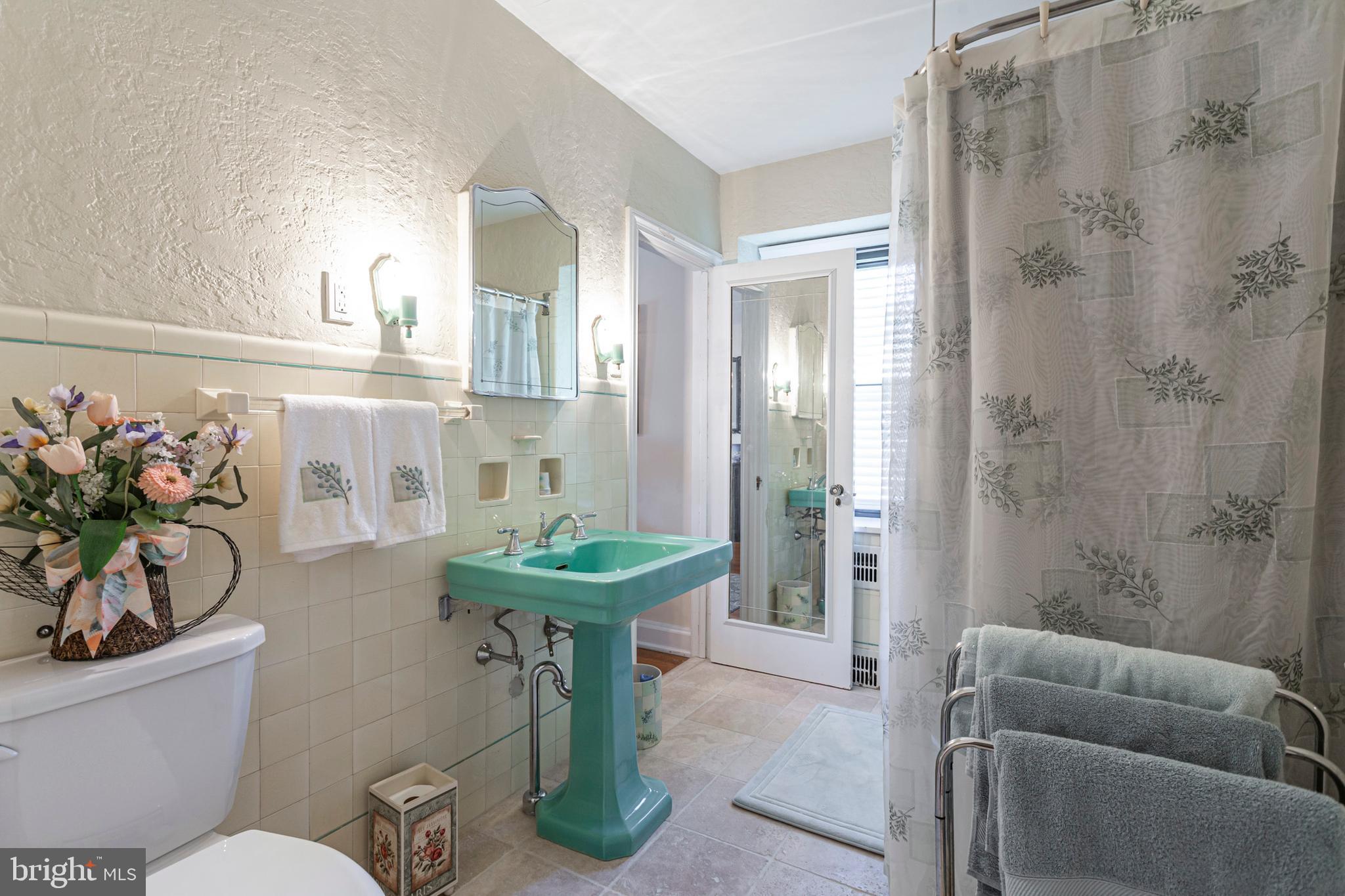 7052 Greenhill Road Philadelphia, PA 19151 - Photo 42 of 48 Jack & Jill Hall Bath