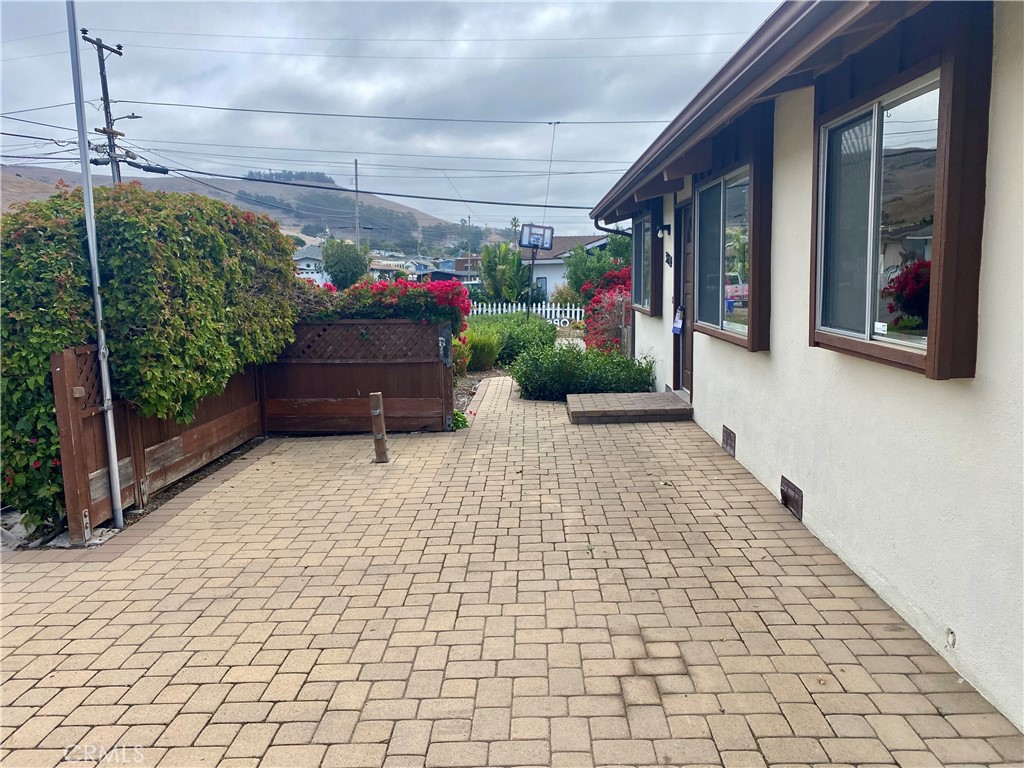 3219 Tide Avenue Morro Bay, CA 93442 - Photo 2 of 23 a living room with furniture