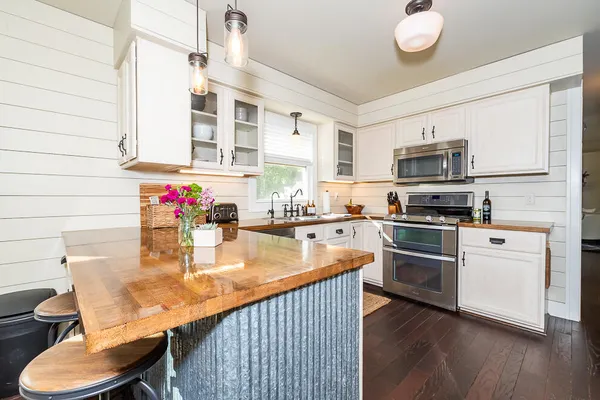 $375,000 | 2223 Surry, Schoolcraft, MI 49087