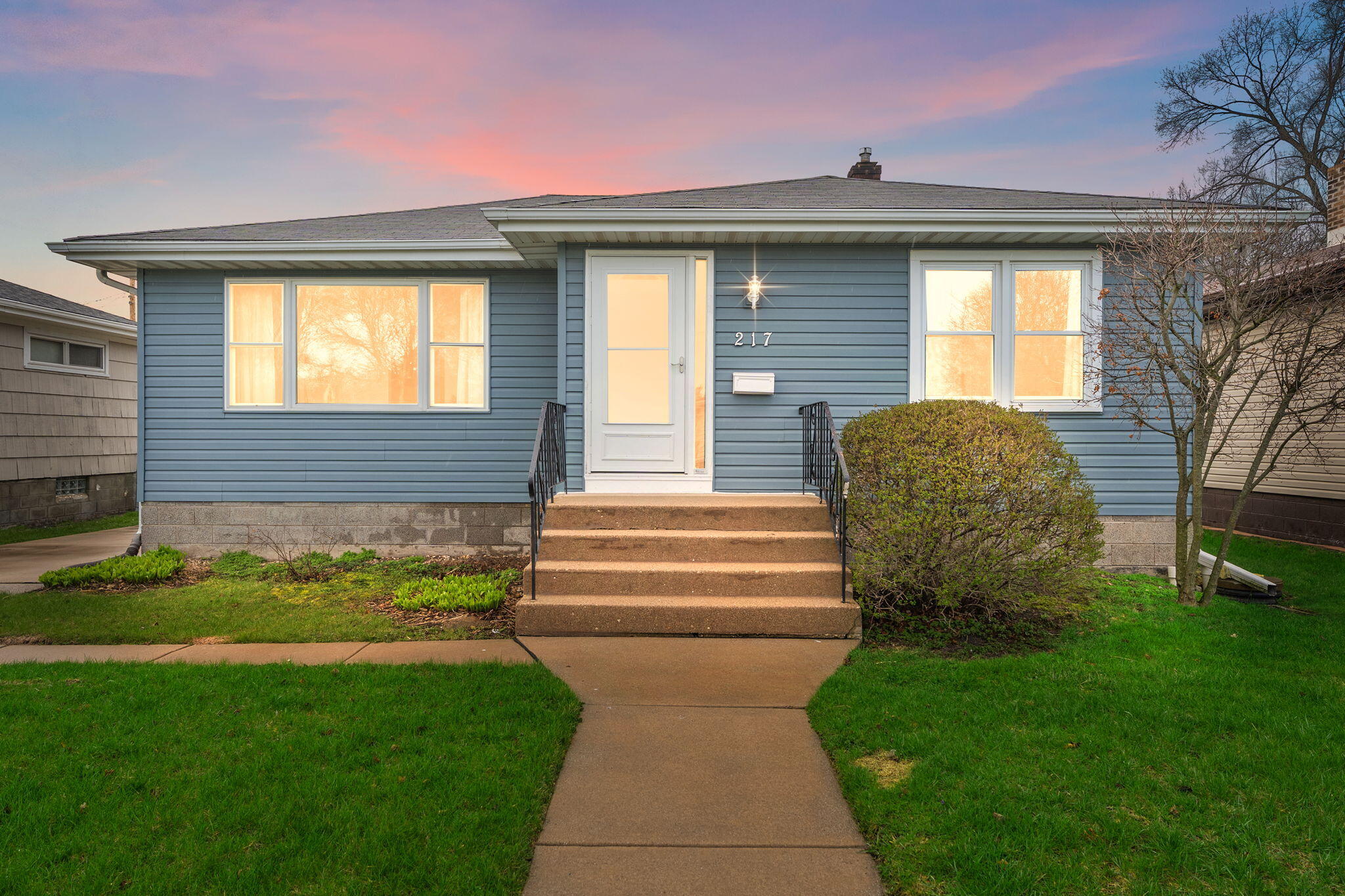 217 West 40th Place Griffith, IN 46319 - Photo 2 of 25 2048x1365