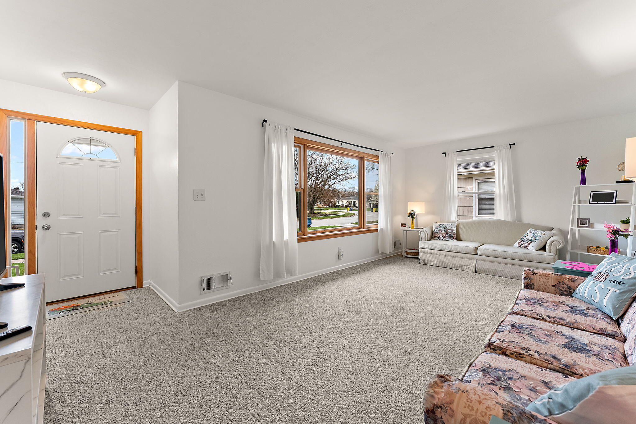 217 West 40th Place Griffith, IN 46319 - Photo 5 of 25 2048x1365