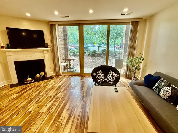 $655,000 | 1605 South Hayes Street, Unit 1, Arlington, VA 22202