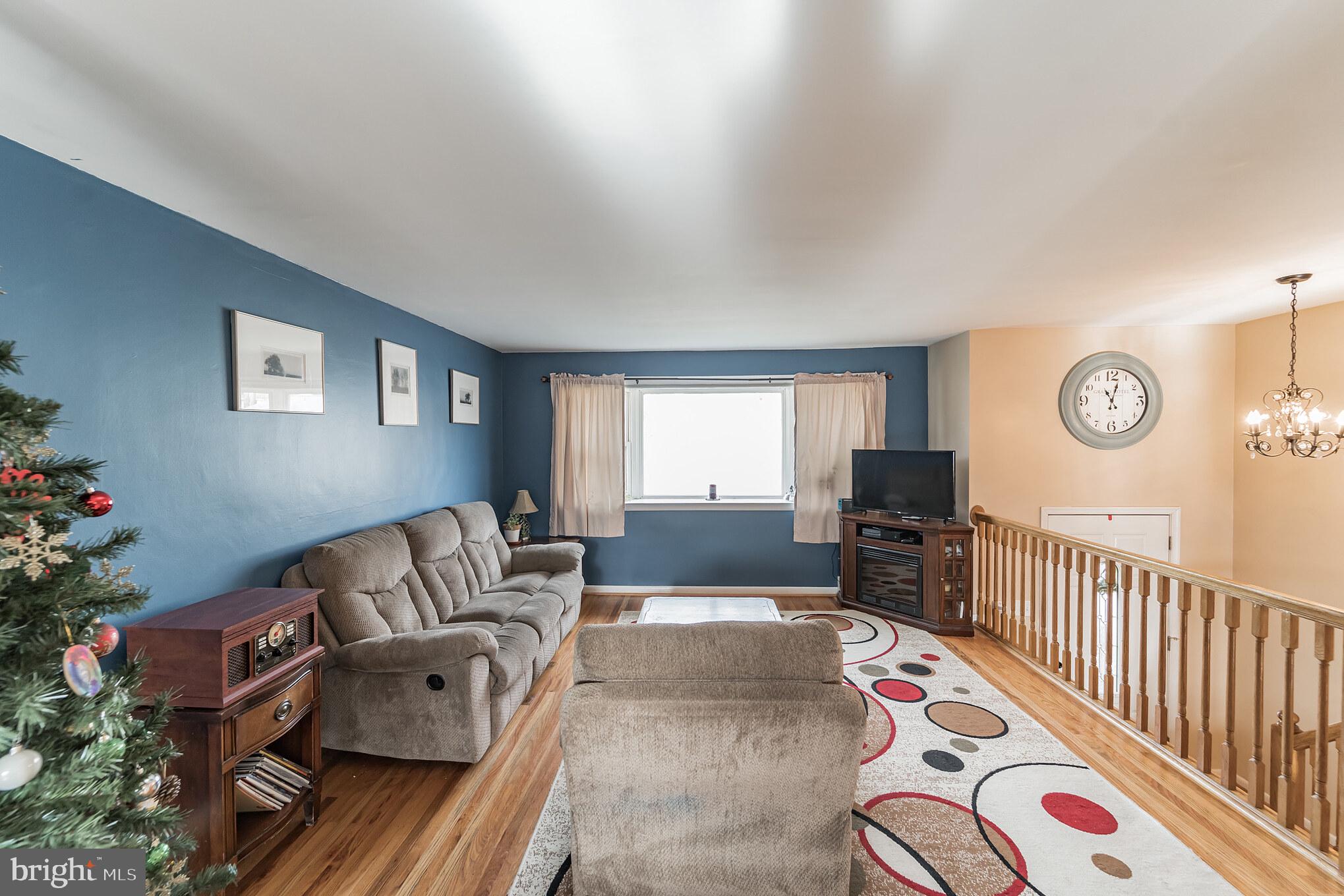 54 Anvil Road Aston, PA 19014 - Photo 4 of 29 Living Room