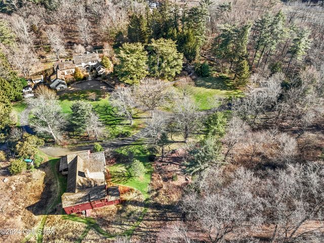 a view of yard with green space